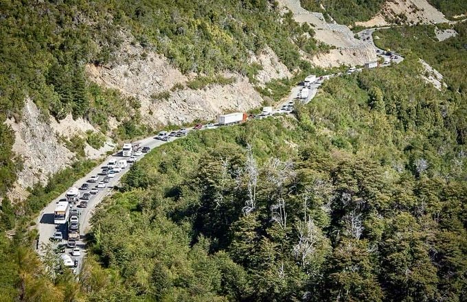 Vialidad realiza tareas de señalamiento en la Ruta 40 entre Bariloche y ...